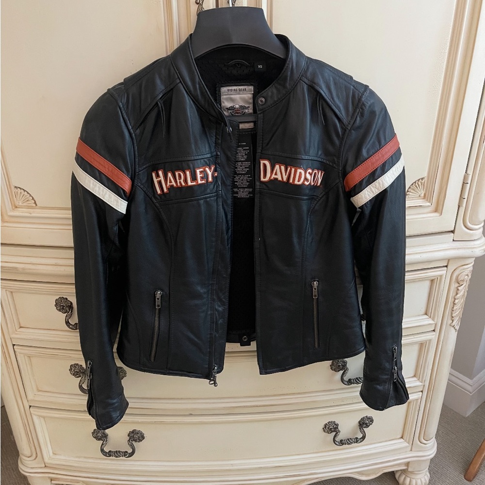 EUC-Woman’s Harley Davidson Black Leather Jacket with matching hoodie